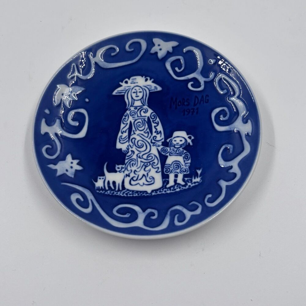 1971 Vintage Royal Copenhagen Mothers Day Plate Mors Dag Woman Girl Cat 7"